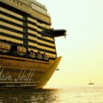 Kreuzfahrtschiff AIDAluna bei Sonnenuntergang