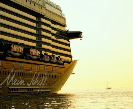 Kreuzfahrtschiff AIDAluna bei Sonnenuntergang