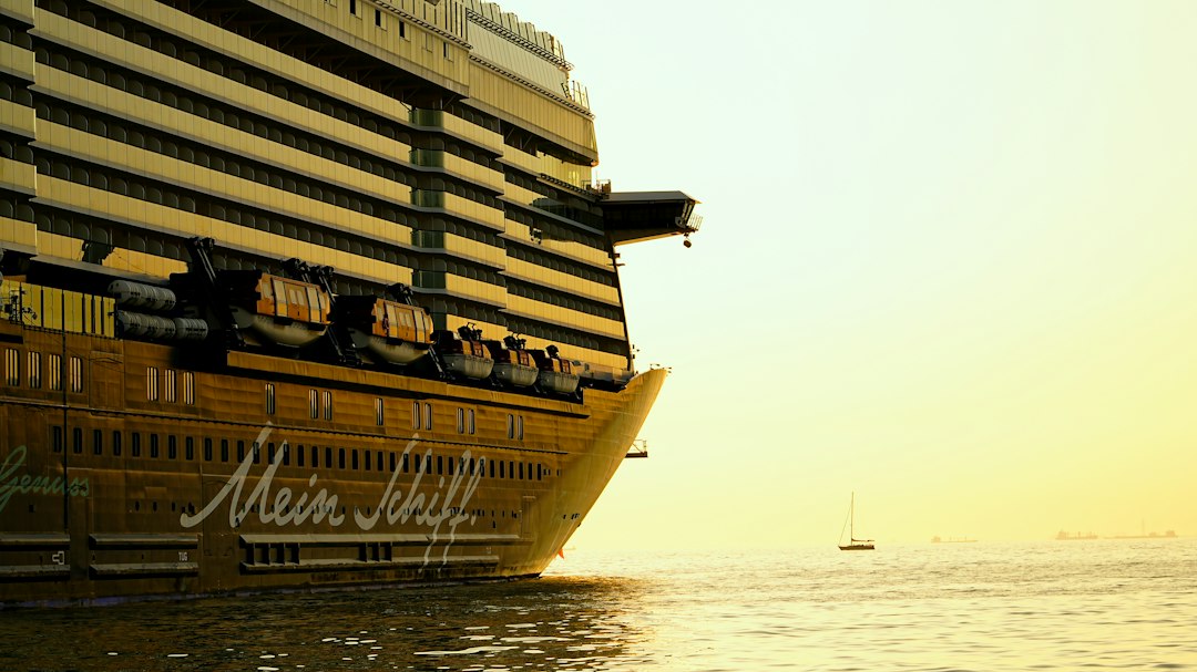 Kreuzfahrtschiff AIDAluna bei Sonnenuntergang