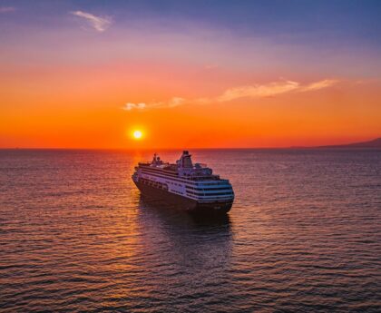 Kreuzfahrtschiff AIDAmar bei Sonnenuntergang
