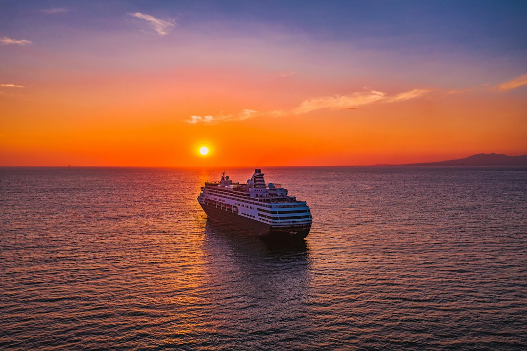 Kreuzfahrtschiff AIDAmar bei Sonnenuntergang