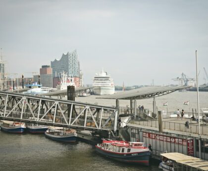 Hafen Hamburg, einer der beiden Abfahrtshäfen im Vergleich