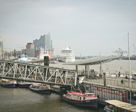Hafen Hamburg, einer der beiden Abfahrtshäfen im Vergleich