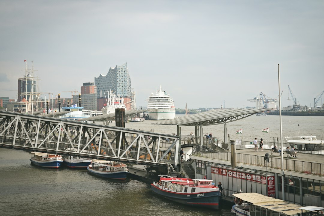 Hafen Hamburg, einer der beiden Abfahrtshäfen im Vergleich