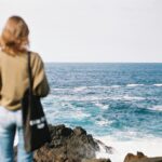 Alleinreisende genießt den Blick aufs Meer