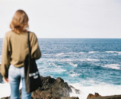 Alleinreisende genießt den Blick aufs Meer