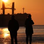Paar genießt den Sonnenuntergang bei einer Kreuzfahrt