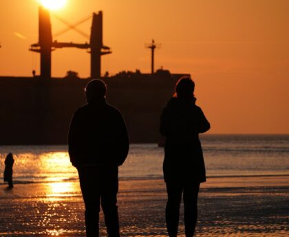 Paar genießt den Sonnenuntergang bei einer Kreuzfahrt