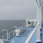 Deck eines Kreuzfahrtschiffs auf ruhiger See