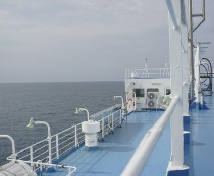 Deck eines Kreuzfahrtschiffs auf ruhiger See