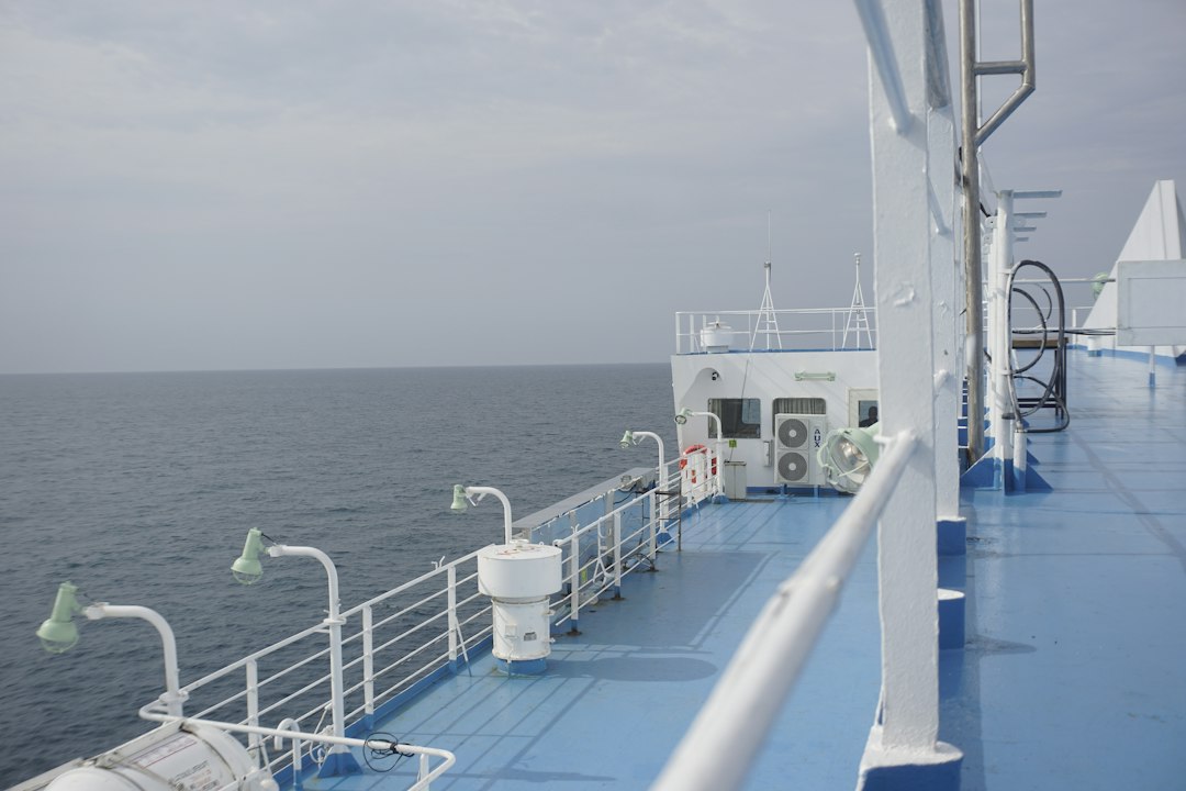Deck eines Kreuzfahrtschiffs auf ruhiger See