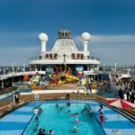Pool an Bord eines Kreuzfahrtschiffs für Familien