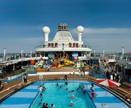 Pool an Bord eines Kreuzfahrtschiffs für Familien