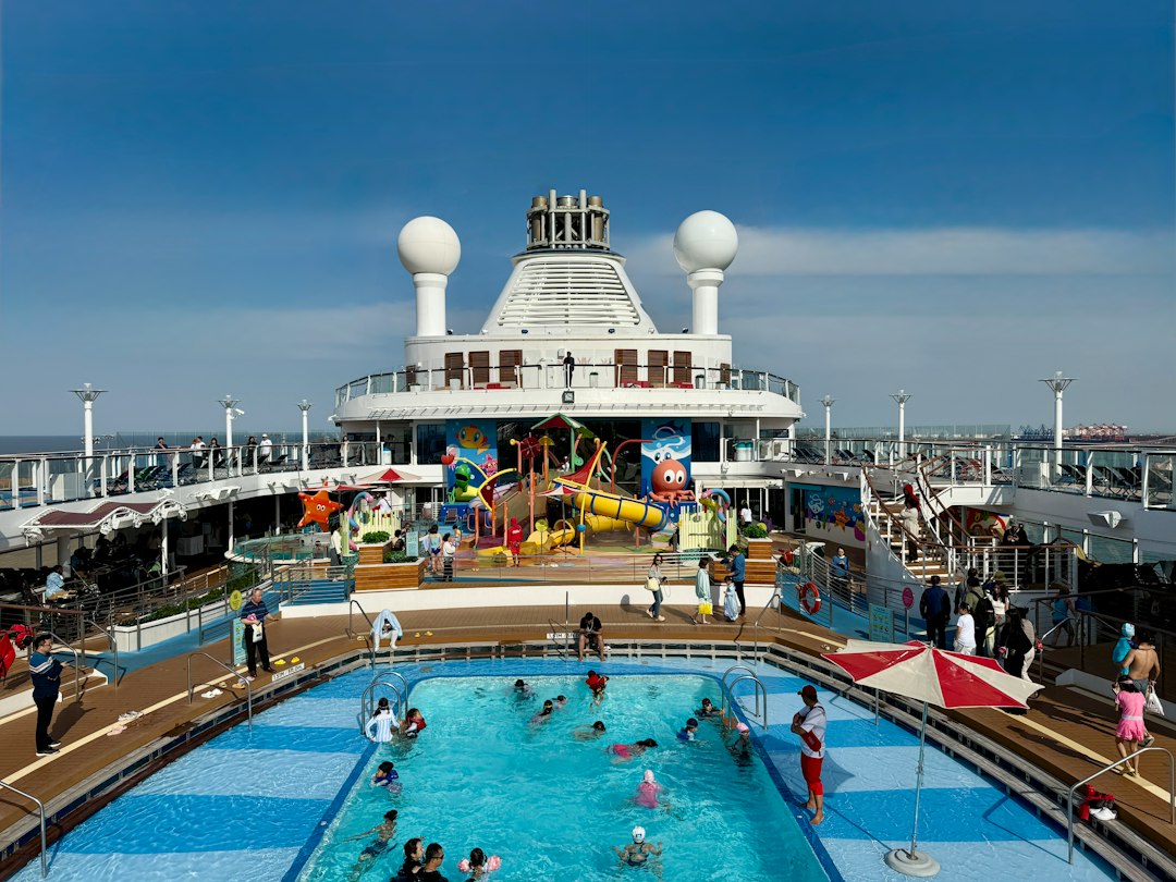 Pool an Bord eines Kreuzfahrtschiffs für Familien