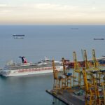 Kreuzfahrtschiff vor Barcelona