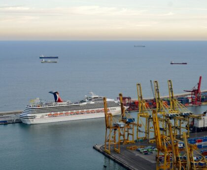 Kreuzfahrtschiff vor Barcelona