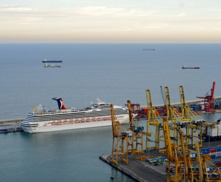 Kreuzfahrtschiff vor Barcelona