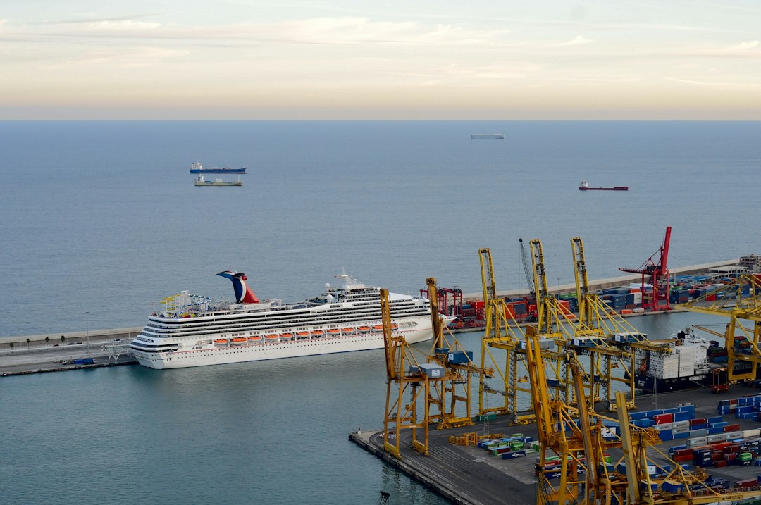 Kreuzfahrtschiff vor Barcelona