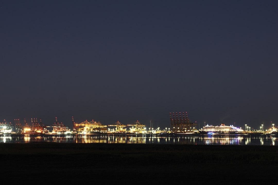 Kreuzfahrtschiff Queen Mary 2 im Hafen von Bremerhaven