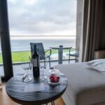 Elegantes Ambiente mit Meerblick, typisch für eine Luxus-Kreuzfahrt