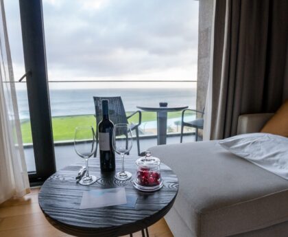 Elegantes Ambiente mit Meerblick, typisch für eine Luxus-Kreuzfahrt