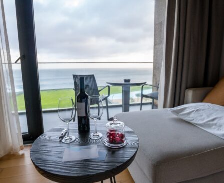 Elegantes Ambiente mit Meerblick, typisch für eine Luxus-Kreuzfahrt