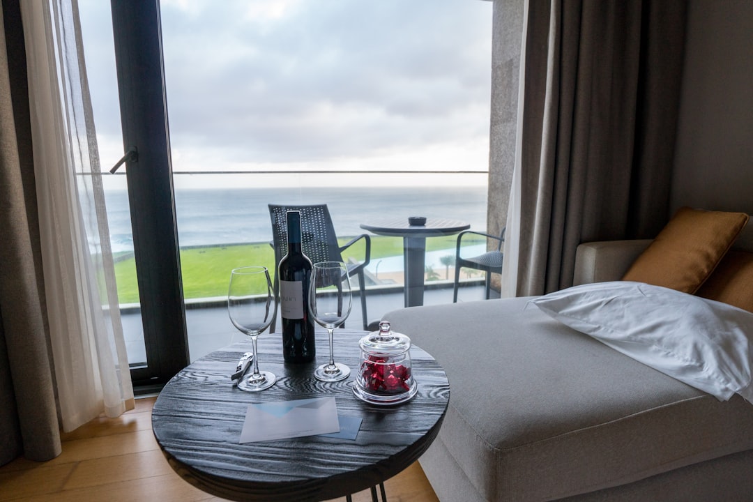 Elegantes Ambiente mit Meerblick, typisch für eine Luxus-Kreuzfahrt